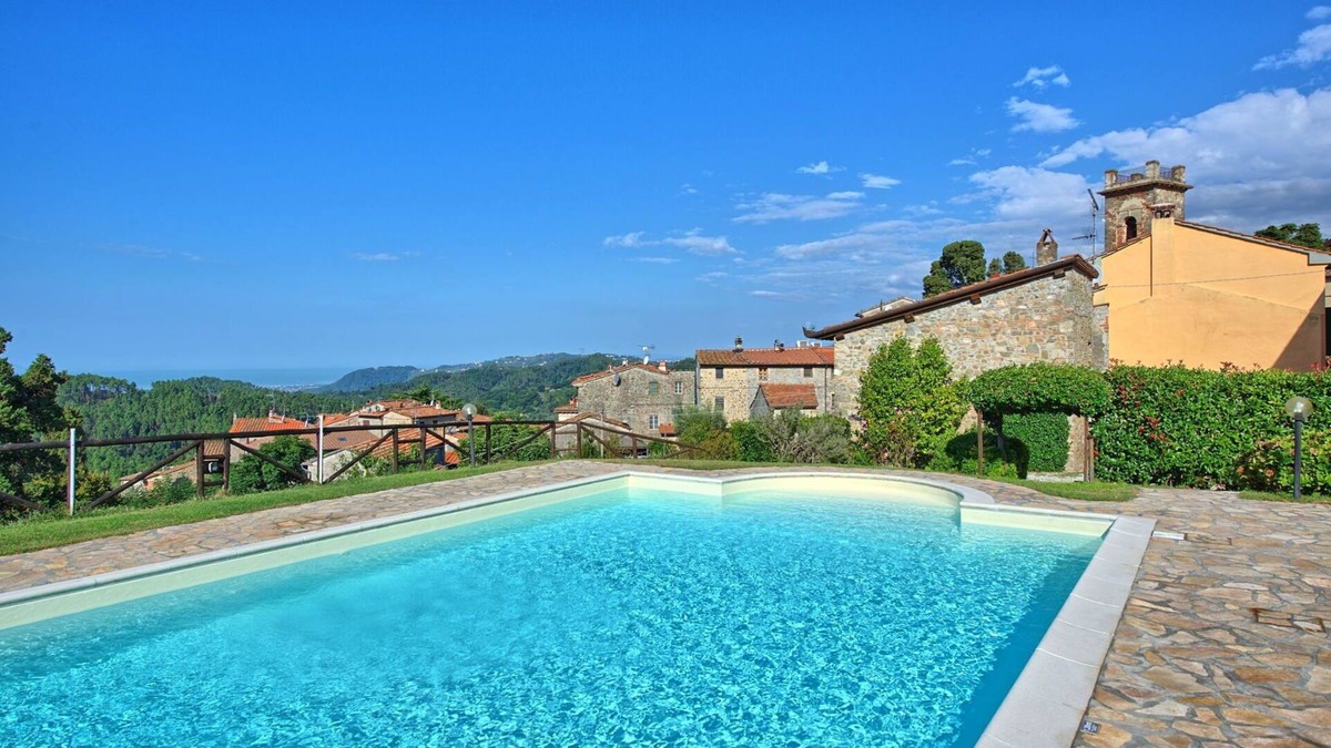 Massarosa Apartment | Lovely apartment for 4 guests with pool, WIFI and TV, close to Viareggio