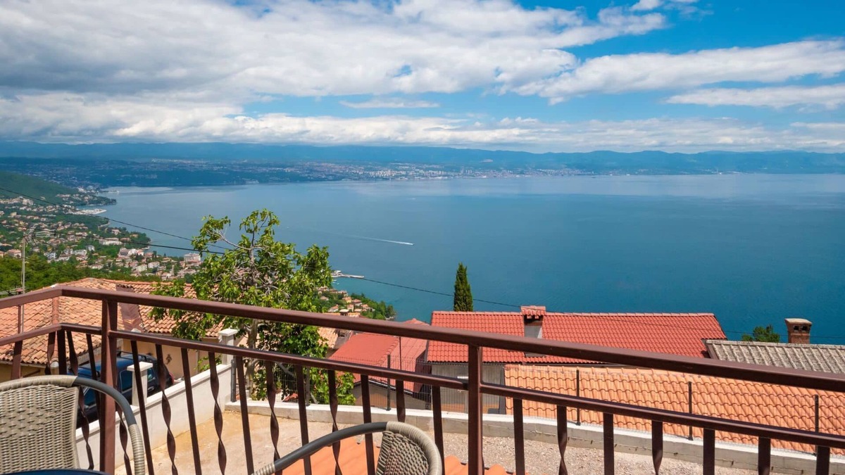 Tulisevica Apartment | Lovely apartment for 4 guests with WIFI, A/C, TV, terrace, pets allowed, panoramic view and park...