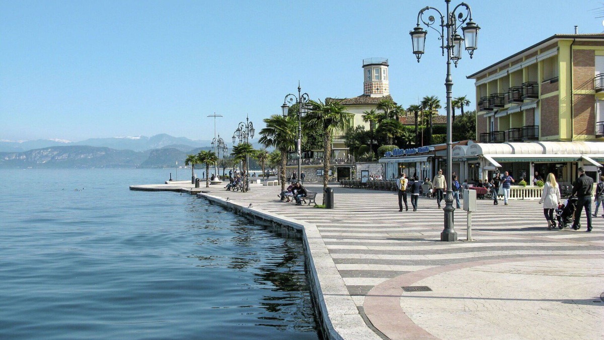 Calmasino Apartment | Lovely apartment for 4 people with A/C, WIFI, pool, TV, terrace and parking