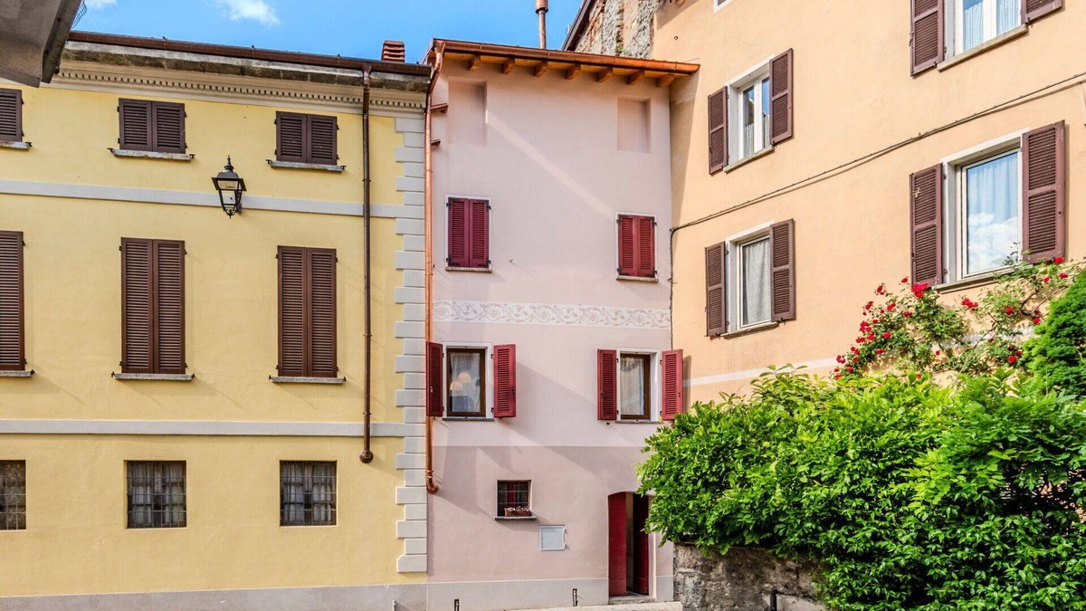 Claino Con Osteno Apartment | Lovely apartment for 4 guests with WIFI, TV, pets allowed and parking