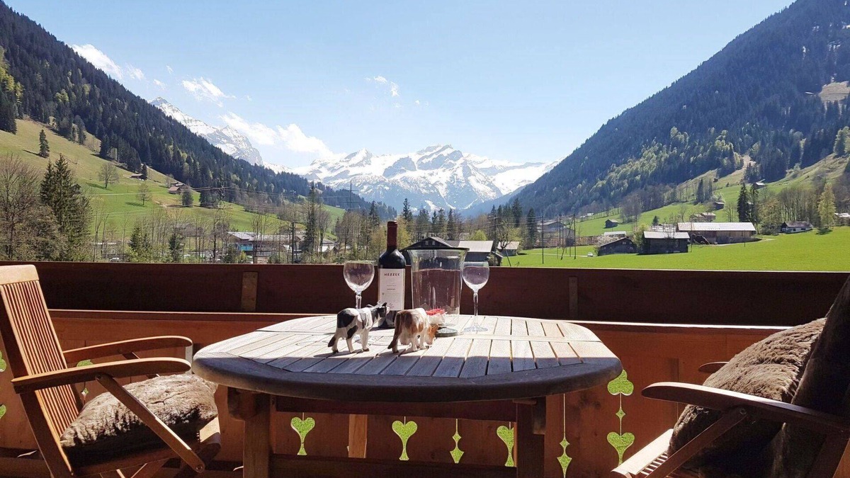 Gstaad Apartment | Lovely apartment for 4 people with WIFI, TV and balcony
