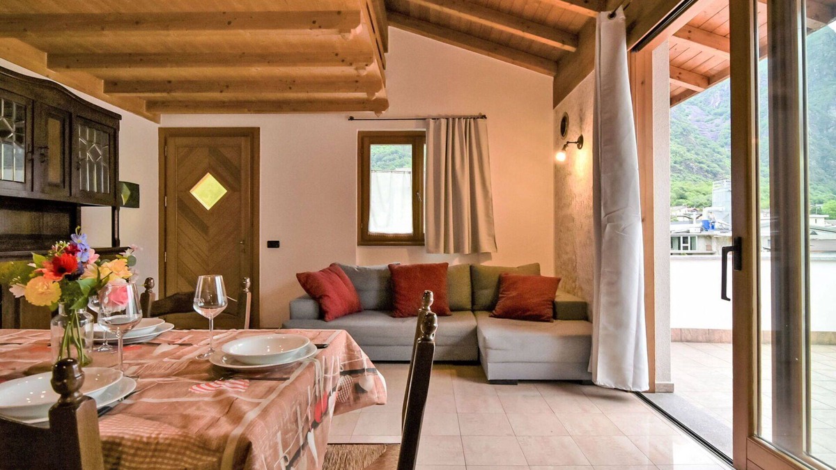 Prata Camportaccio Apartment | Lovely apartment for 5 guests with WIFI, TV, terrace and pets allowed