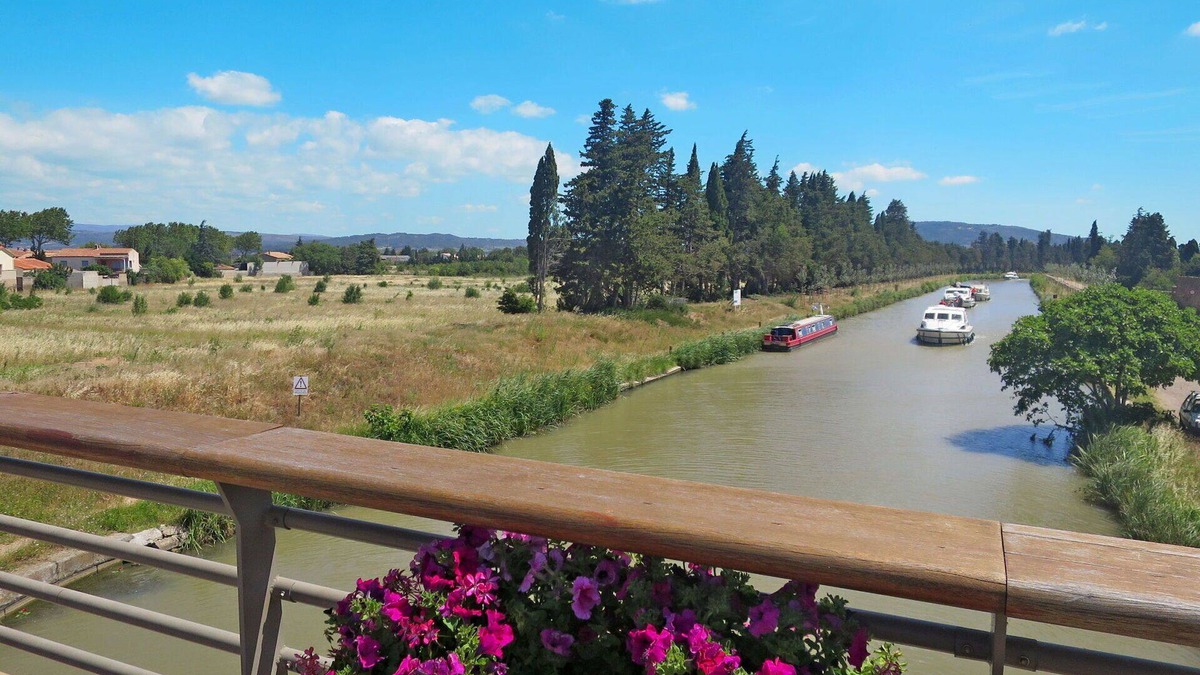 Azille Apartment | Lovely apartment for 5 people with WIFI, pool, TV, terrace and pets allowed
