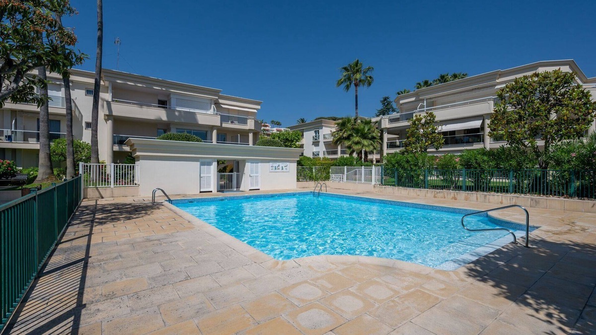 Antibes City Centre Apartment | Lovely apartment for 6 guests with pool, WIFI, TV, terrace and parking