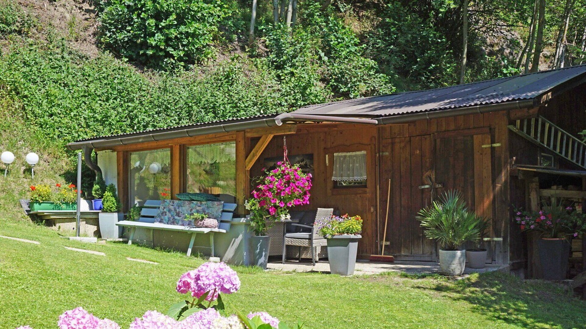 Wenns Apartment | Lovely apartment for 6 people with WIFI, TV, patio, pets allowed and parking