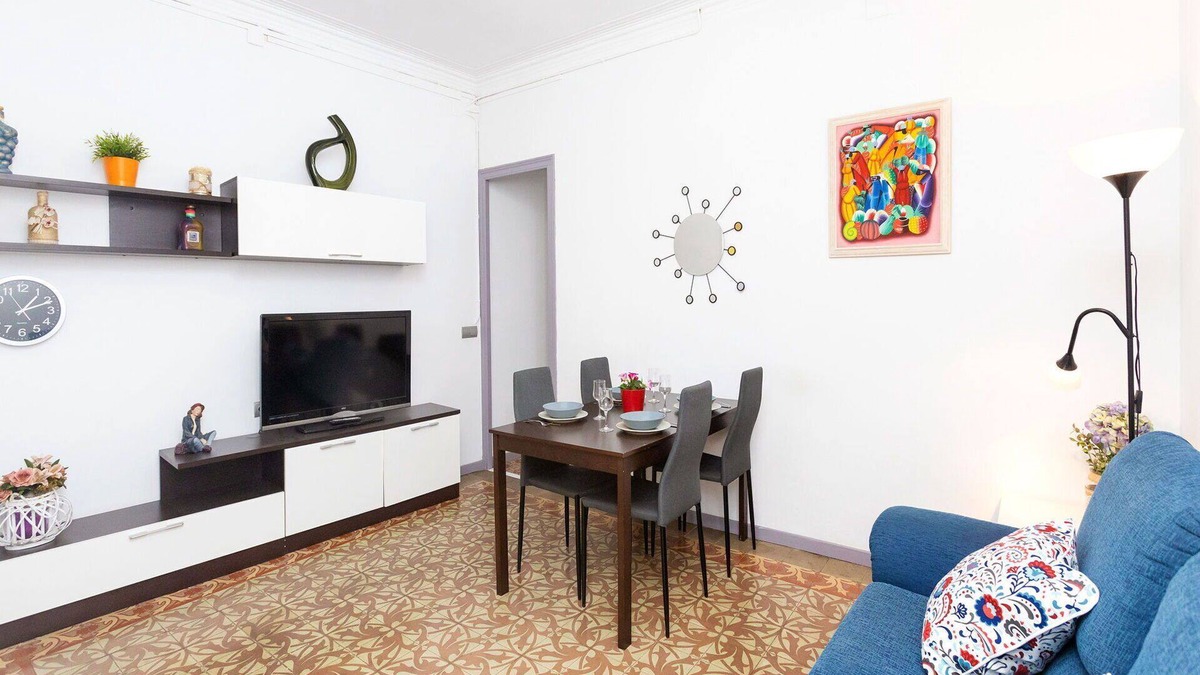 Gracia Apartment | Lovely apartment for 5 guests with WIFI, A/C, TV and balcony