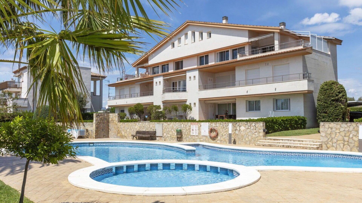 San Jorge Apartment | Lovely apartment for 4 people with WIFI, pool, A/C, TV, patio and pets allowed