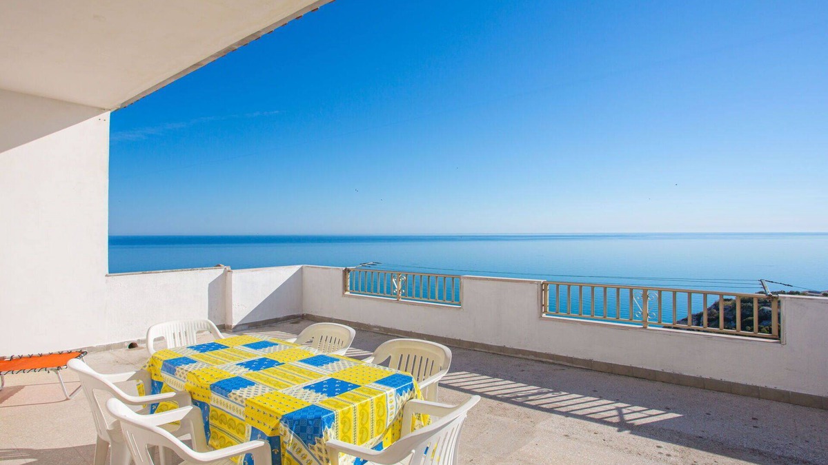 Peschici Apartment | Lovely apartment for 7 people with WIFI, TV, terrace and pets allowed