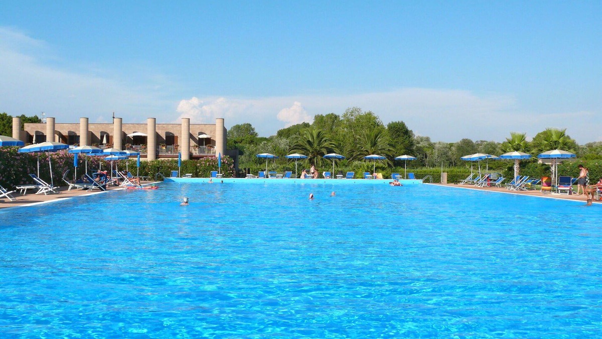 Tirrenia Apartment | Lovely apartment for 4 people with pool, WIFI, A/C, TV, terrace and pets allowed