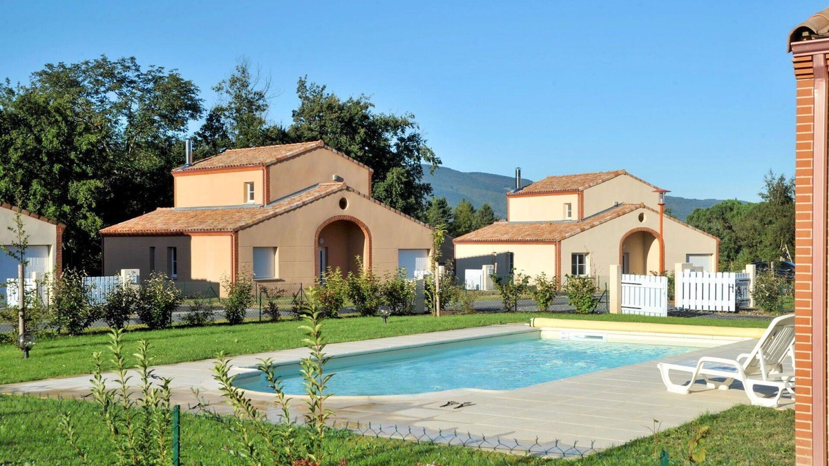 Pont-de-Larn House | Lovely apartment in villa for 8 guests with private pool, TV, terrace and pets allowed
