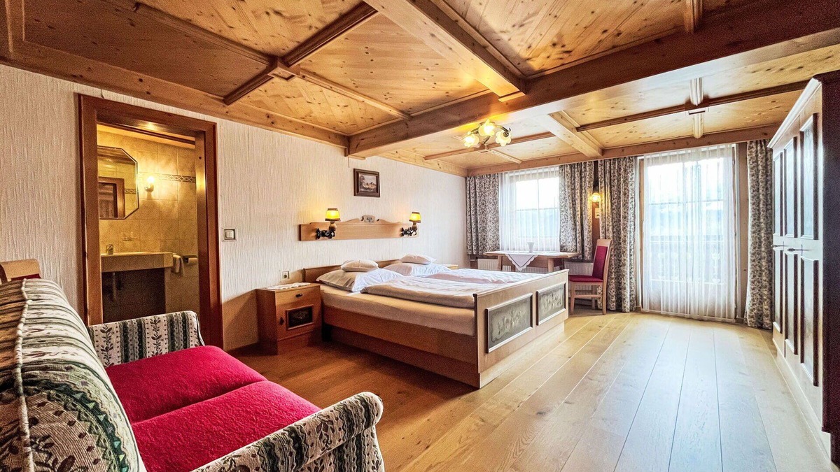 Ramsau am Dachstein Villa | Lovely apartment in villa for 2 guests with WIFI, TV, balcony, pets allowed and parking