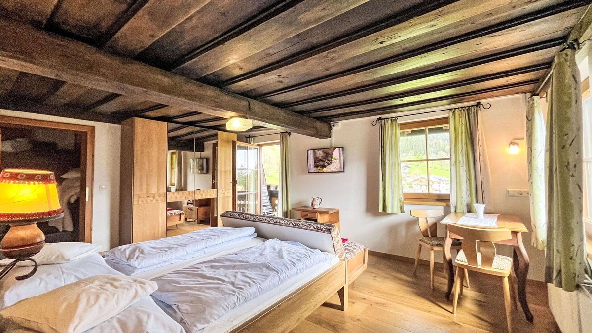 Ramsau am Dachstein Villa | Lovely apartment in villa for 2 guests with WIFI, TV, balcony, pets allowed and parking