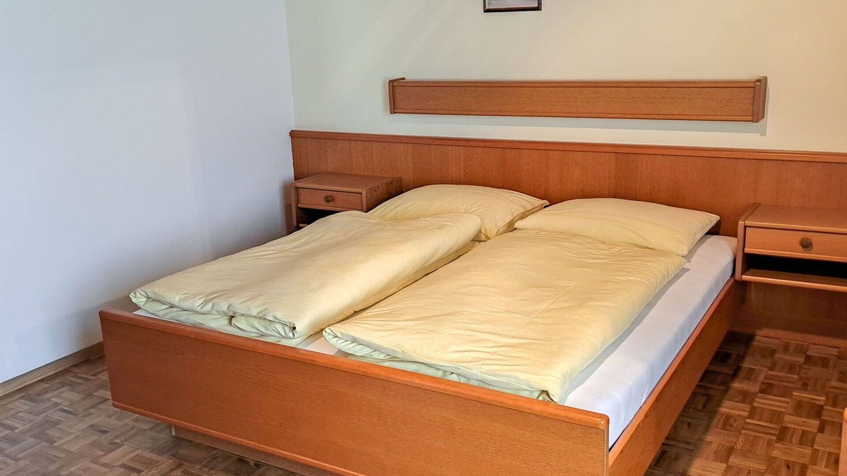 Oberwang Villa | Lovely apartment in villa for 5 people with WIFI, TV and balcony