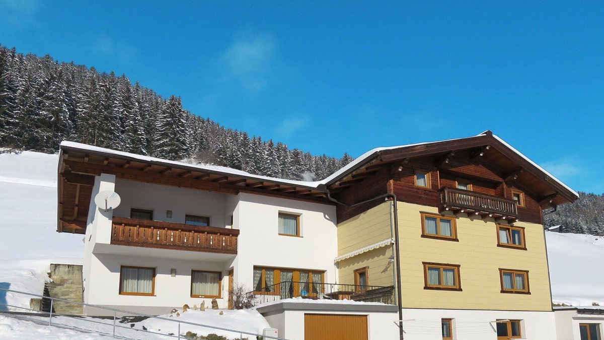 Kappl Villa | Lovely apartment in villa for 17 people with WIFI, TV and terrace