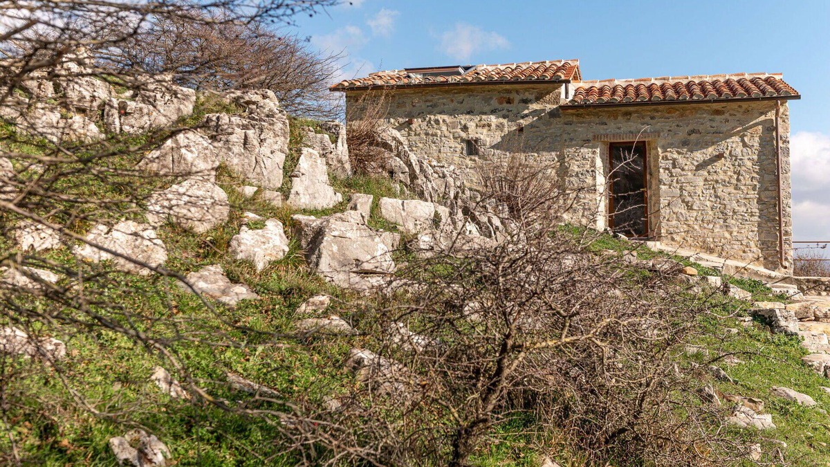 Arcidosso House | Lovely apartment in villa for 2 guests with patio and pets allowed