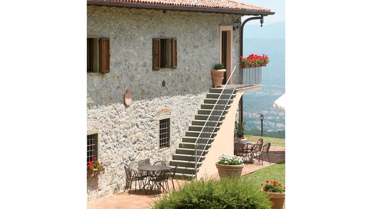 Molazzana Villa | Lovely apartment in villa for 5 people with pool, WIFI, TV, patio, pets allowed and parking