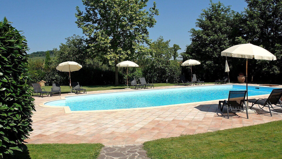Poggiarello Villa | Lovely apartment in villa with pool, WIFI, TV, terrace and pets allowed, close to San Gimignano