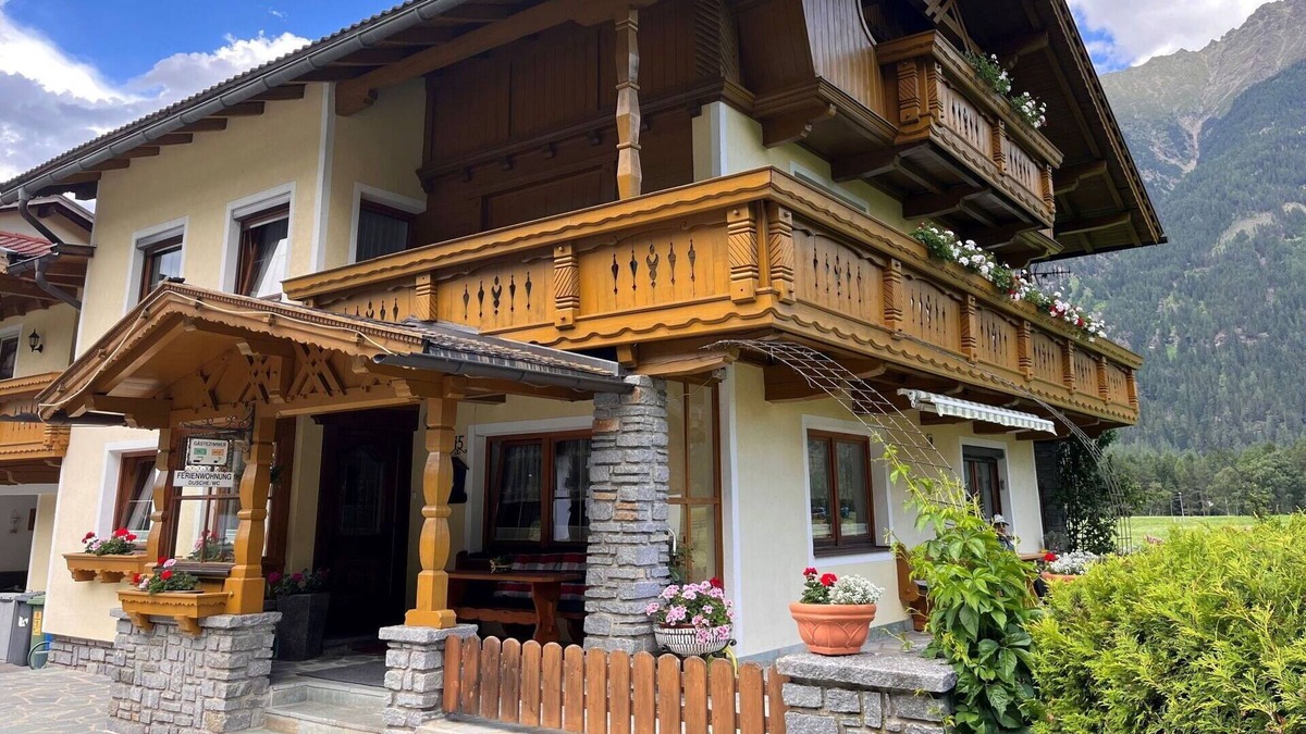 Laengenfeld Villa | Lovely apartment in villa for 4 guests with WIFI, TV, balcony, pets allowed and parking