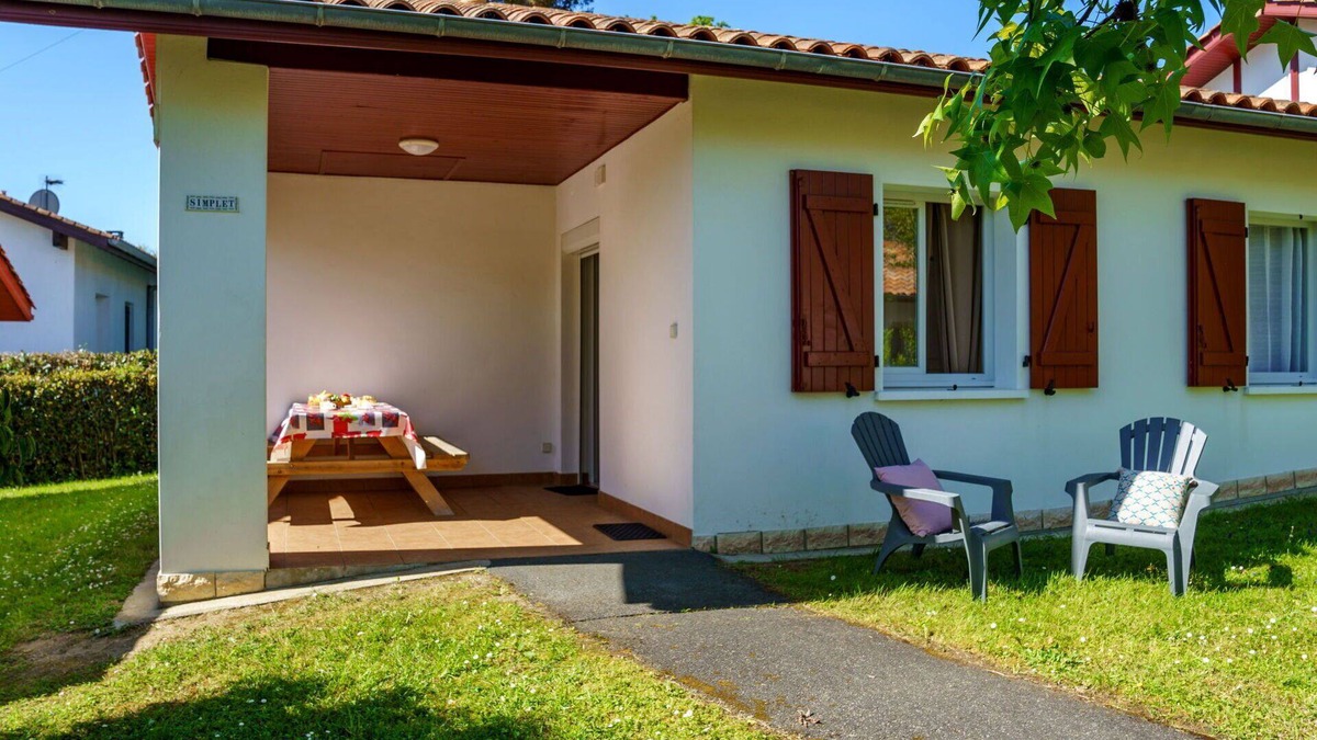 Bidart House | Lovely apartment in villa for 6 guests with pool, WIFI, TV, terrace and parking