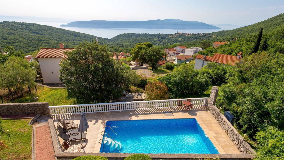 Martina House | Lovely apartment in villa for 6 people with WIFI, pool, A/C, TV, terrace and pets allowed