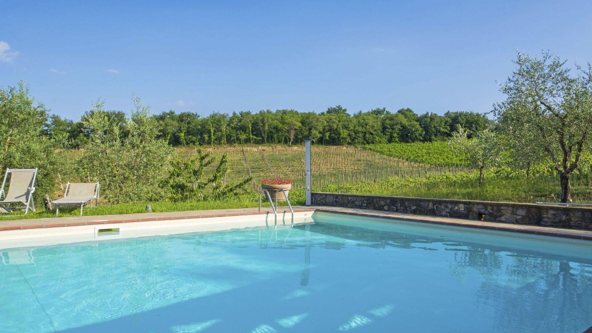 San Leolino Villa | Lovely apartment in villa for 2 guests with A/C, WIFI, pool, TV, terrace and pets allowed