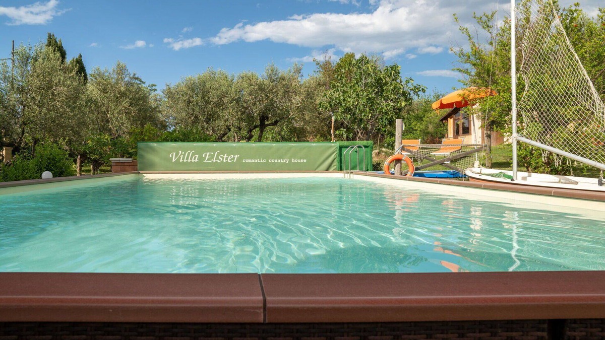 Collecorvino Villa | Lovely apartment in villa for 4 people with WIFI, pool, TV, terrace, pets allowed and parking