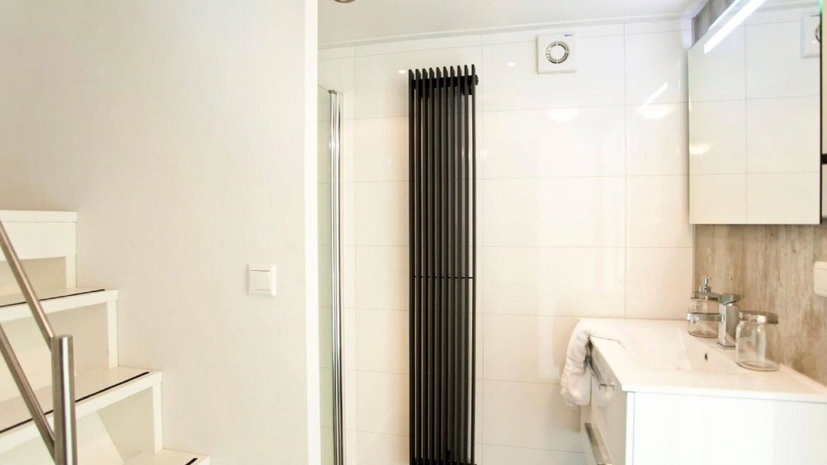 Noordoostelijk van Schaarsbergen House | Lovely apartment in villa for 6 guests with WIFI, pool, TV and terrace