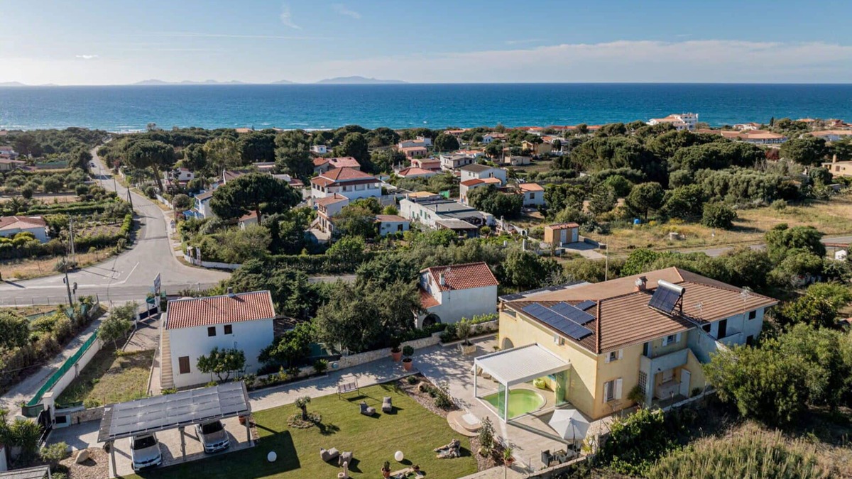 Eden Beach Villa | Lovely apartment in villa for 5 guests with A/C, WIFI, pool, TV and patio