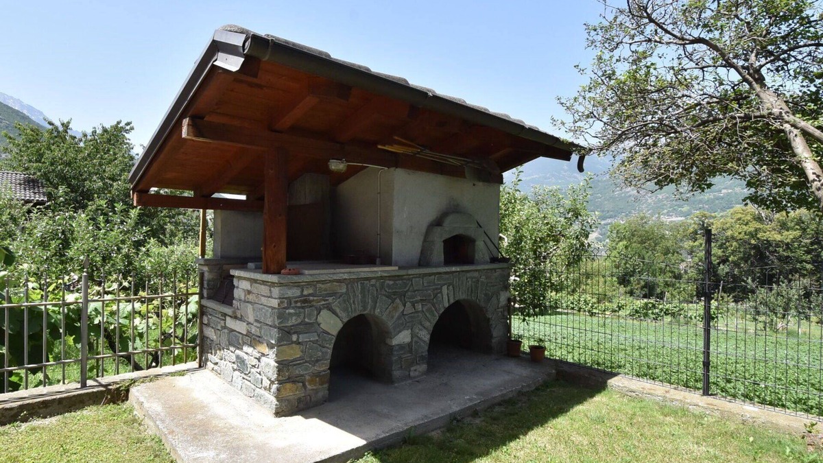Fenis Apartment | Lovely apartment for 4 guests with pool, WIFI, TV, terrace and pets allowed