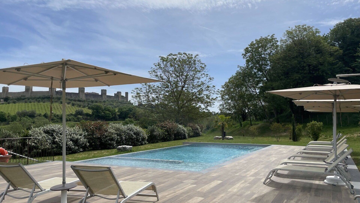 Monteriggioni Apartment | Lovely apartment for 2 guests with WIFI, A/C, pool, TV and pets allowed, close to Siena