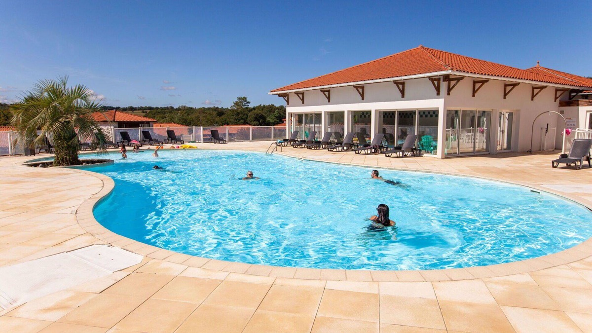 Cassen Apartment | Lovely apartment with internet, pool, TV, terrace, pets allowed, panoramic view and parking