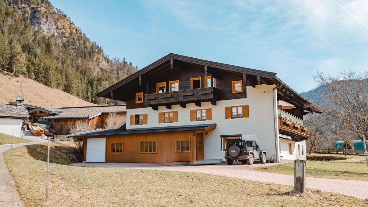 Sankt Martin bei Lofer Villa | Lovely apartment in villa for 3 people with TV and balcony
