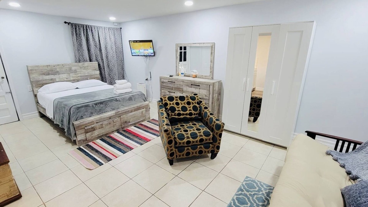 Pelham Gardens Apartment | Lovely basement loft