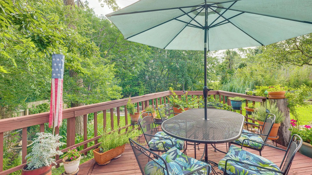 College Station Cottage | Lovely Bryan Home w/Deck - 4 Mi to Kyle Field!