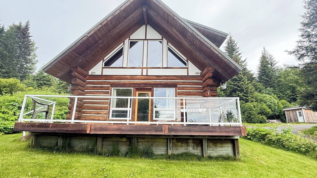 Homer Cabin | Lovely cabin in town with a great view in charming Homer Alaska. Pet friendly.