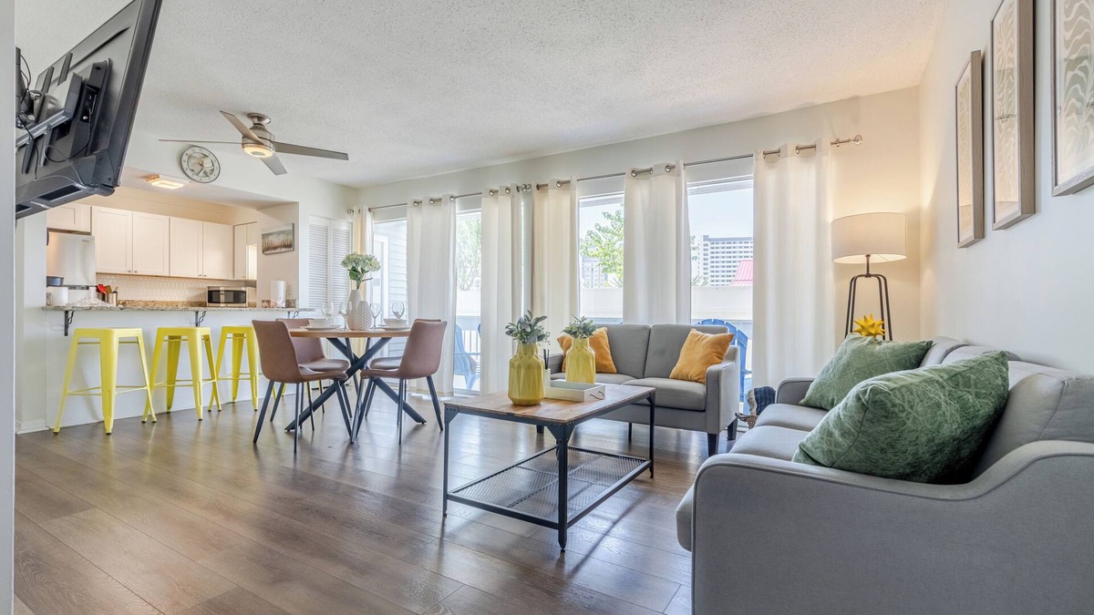 Destin Condo | LOVELY CONDO in the heart of Destin with sharednPOOL,Wi-Fi and PATIO