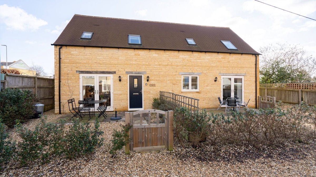 Bourton Cottage | Lovely Cotswold holiday cottage within walking distance of restaurants/shops