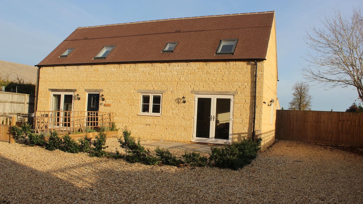 Bourton Cottage | Lovely Cotswold holiday Barn within walking distance of restaurants/shops