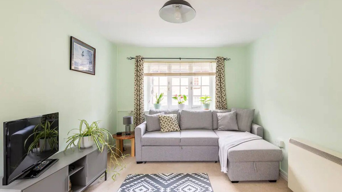 Cirencester Apartment | Lovely Cotswolds 1 bed nr town centre yet mins from river and countryside walks