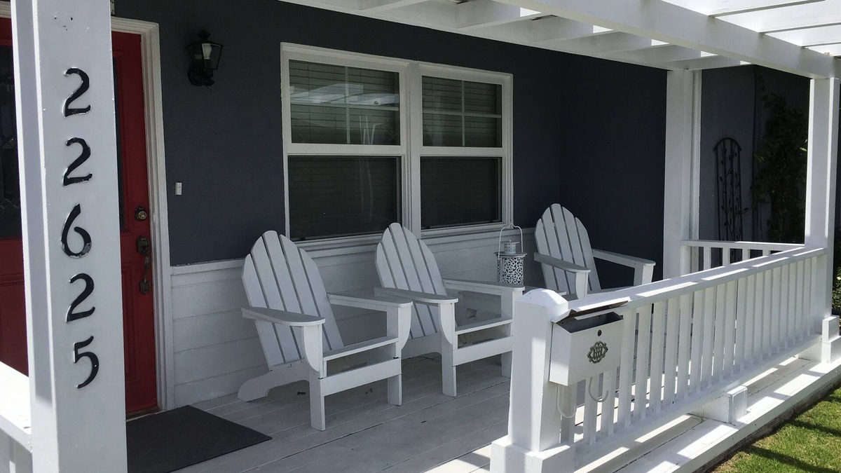 Seaside Cottage | Lovely cottage 2 miles from the beach in quiet neighborhood
