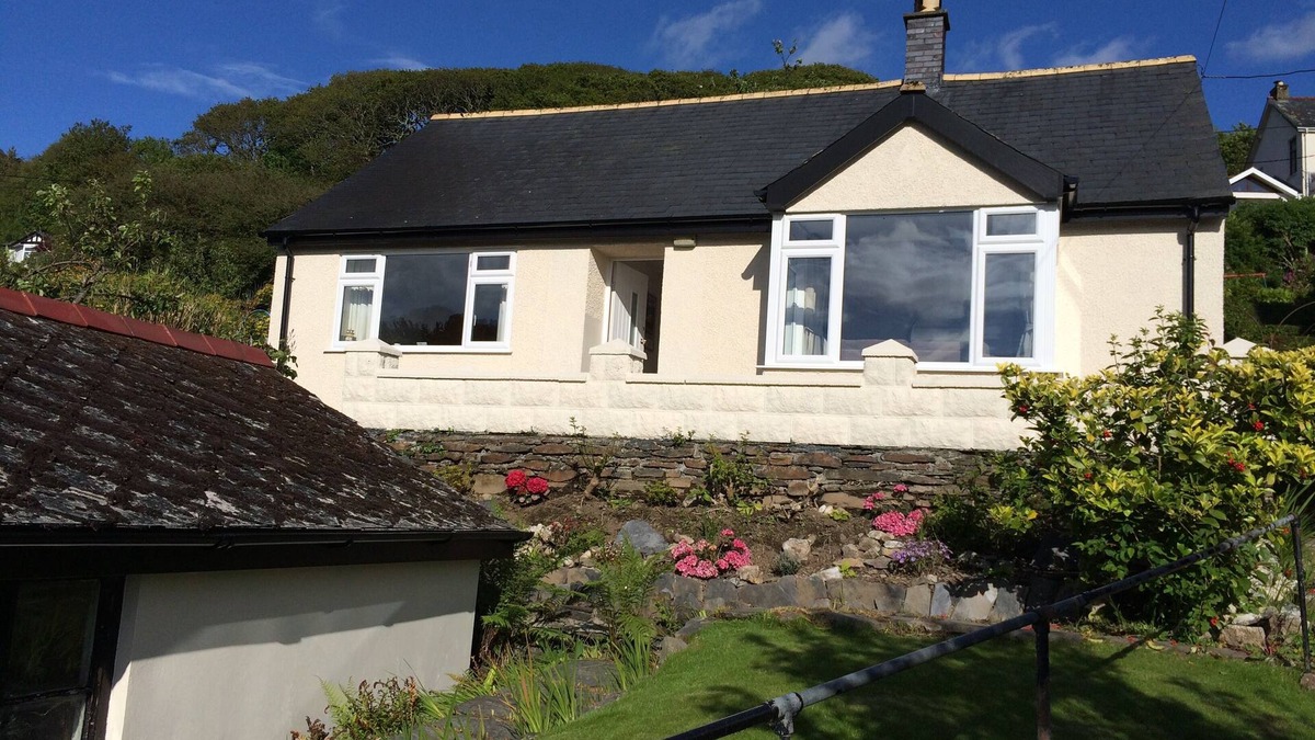 Fairbourne Cottage | Lovely cottage in Snowdonia, private hot tub, by mountains & award winning beach
