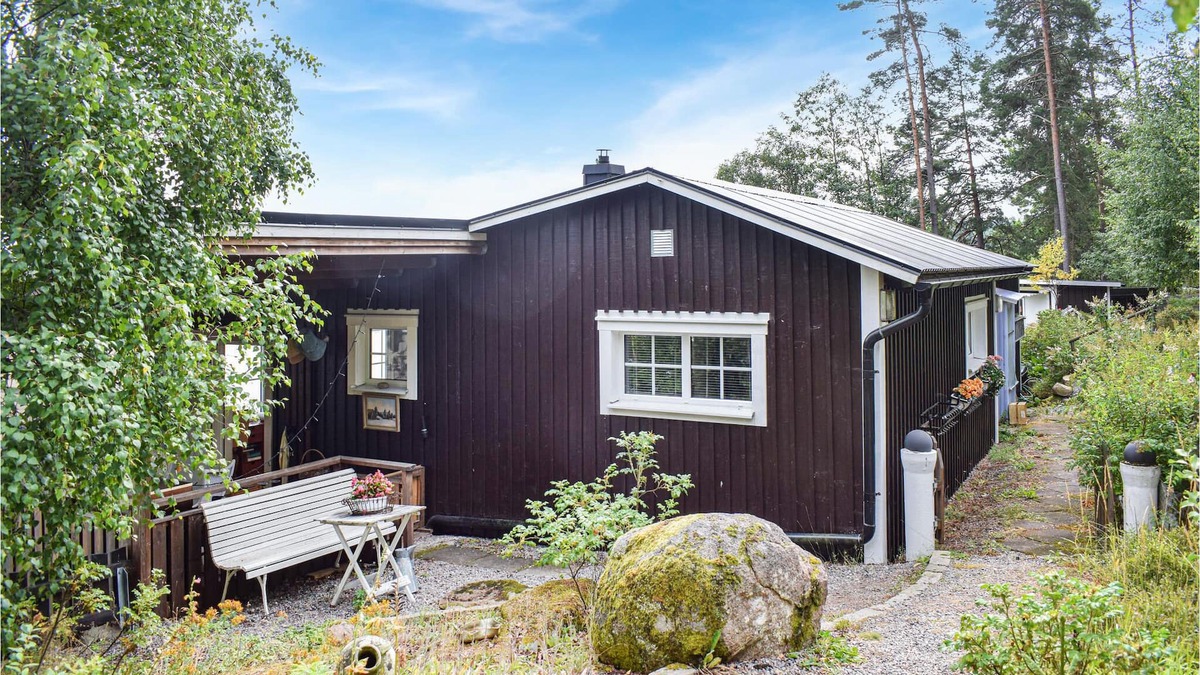 Hultsfred House | Lovely cottage on a lakefront property with fantastic views over the lake.