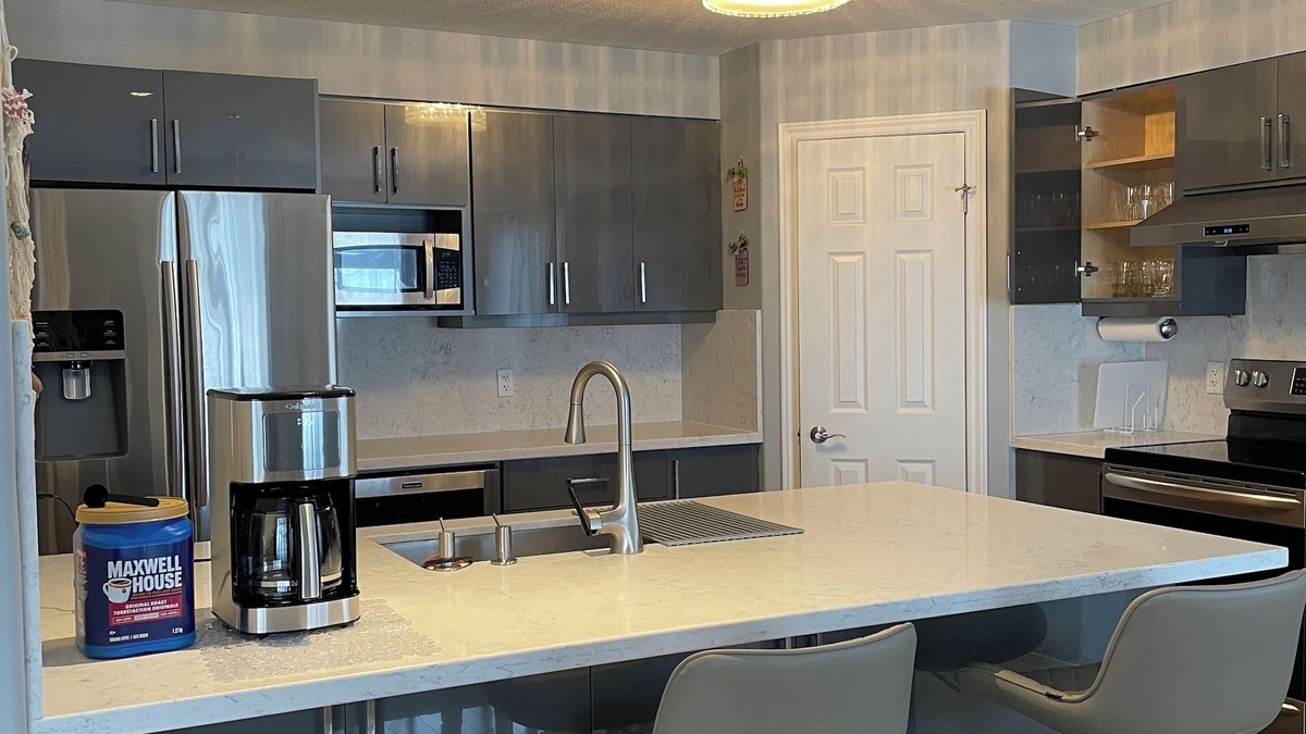 London House | Lovely & cozy 3Bdr | 7 person| 2baths | 1 free driveway parkings | street pkgs