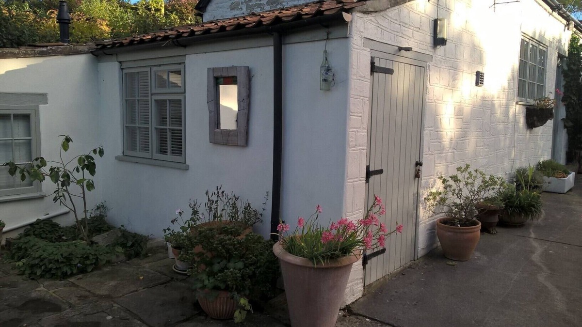 Dundon Bed & Breakfast | Lovely double room with fantastic garden views & breakfast brought to your door!