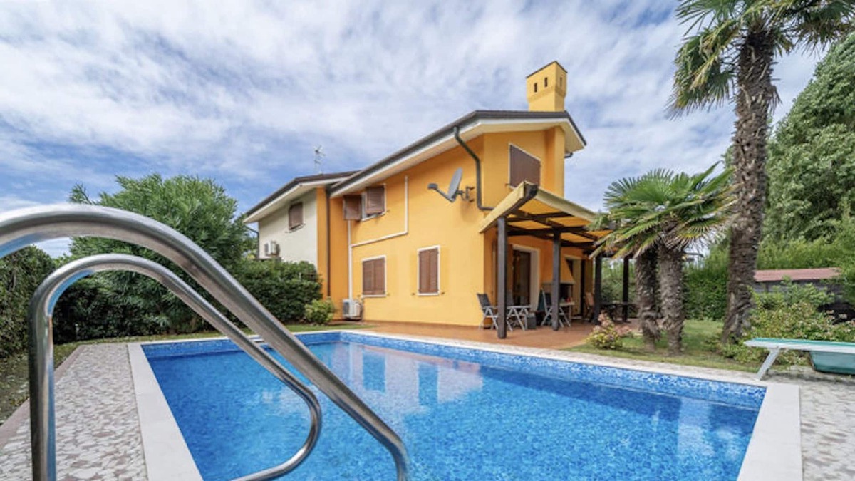 Isola Albarella Villa | Lovely Duplex Villa with swimming pool and golf court view