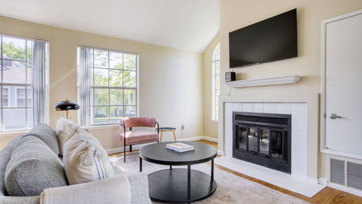 Redwood Shores Apartment | Lovely Foster City 2BR w/Gym, 2 Pools & W/D, near VISA, by Blueground