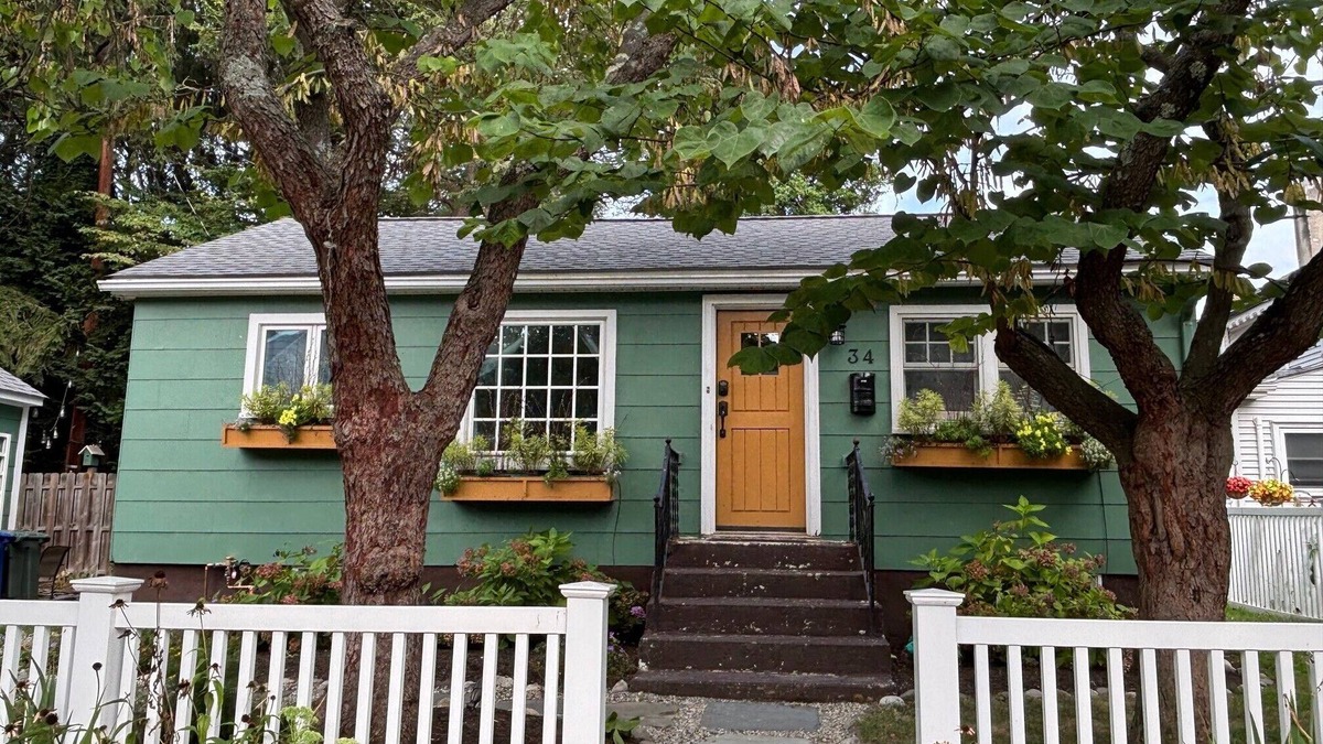 Lambertville House | Lovely garden cottage, short walk to town and steps to canal path.