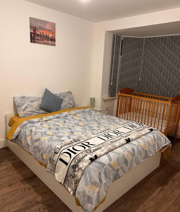 Hillingdon House | Lovely Hillingdon Family Holiday Home - 6 bedrooms