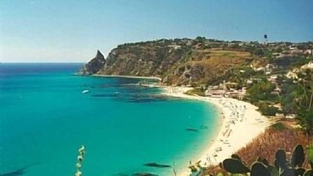 Joppolo Apartment | Lovely hillside apartment with magnificent sea views and excellent facilities.