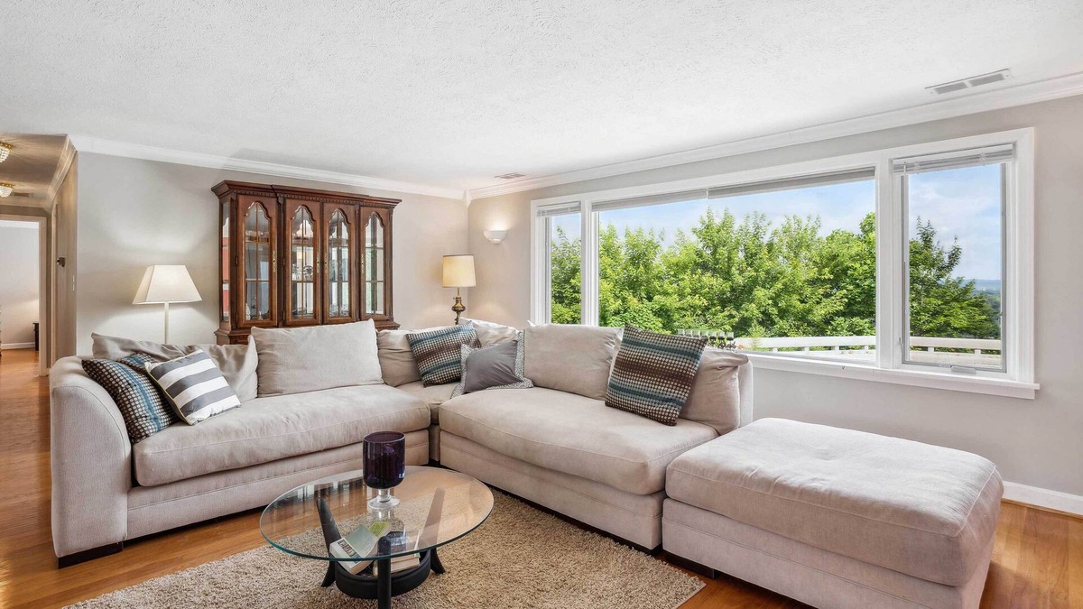 Bridgeport House | Lovely Hilltop Home: Louisville Living with a View